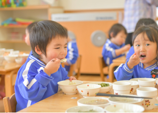 給　食